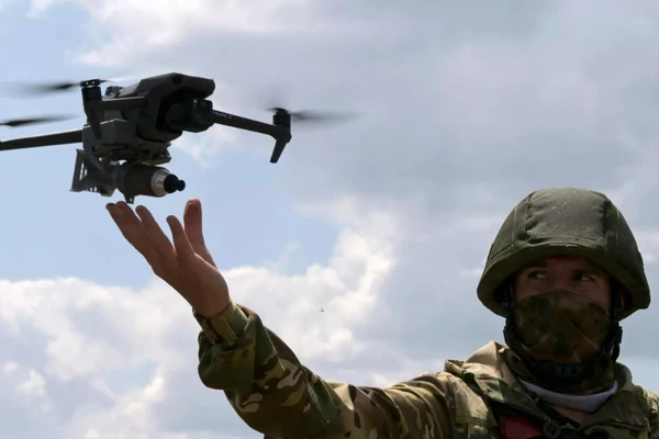 Binh sĩ Nga vận hành UAV trên chiến trường. 