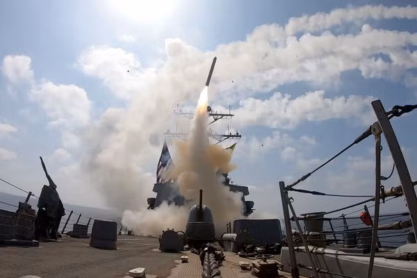 Chiến hạm Mỹ phóng tên lửa Tomahawk tấn công Iran.