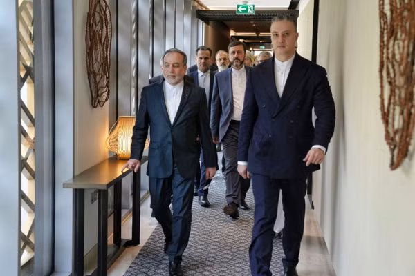 Ngoại trưởng Iran Abbas Araghchi (bên trái) đến địa điểm diễn ra cuộc đàm phán Iran và Mỹ tại Muscat, Oman, hôm 6/2.