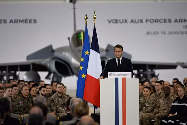 Tổng thống Emmanuel Macron trong chuyến thăm căn cứ không quân Istres, hôm 15 tháng 1 năm 2026.