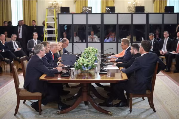 Tổng thống Mỹ Donald Trump trong cuộc gặp với các nhà lãnh đạo châu Âu và Tổng thống Ukraine Zelensky.