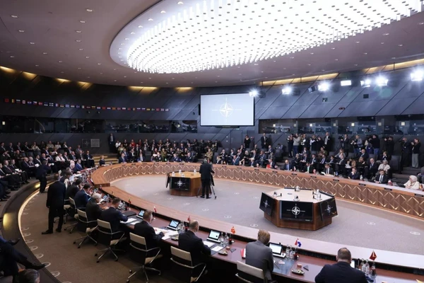 Các bộ trưởng quốc phòng NATO tham dự cuộc họp bàn tròn của Hội đồng Bắc Đại Tây Dương tại Trụ sở NATO ở Brussels.