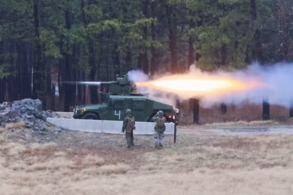 Tên lửa chống tăng TOW được phóng từ xe HMMWV.