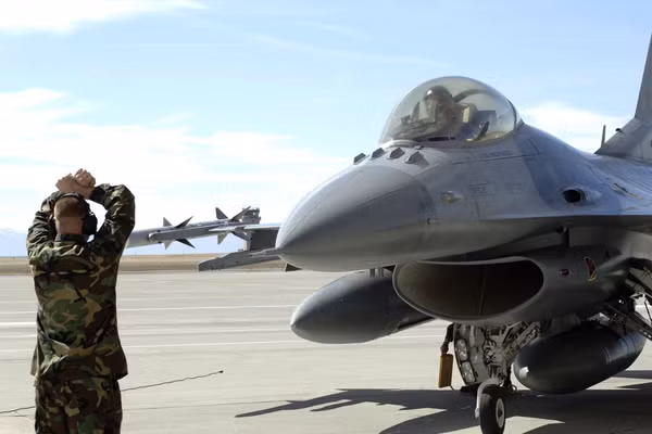 Tiêm kích F-16.