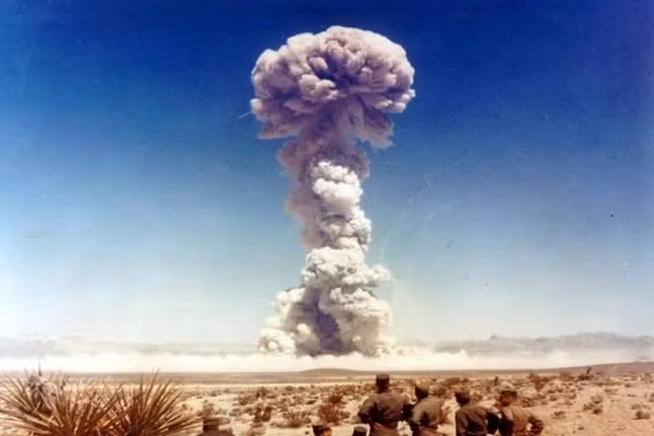 Mỹ thử nghiệm vũ khí hạt nhân tại sa mạc Nevada năm 1951.