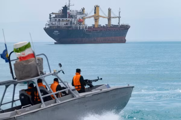 Lực lượng Iran tuần tra eo biển Hormuz.