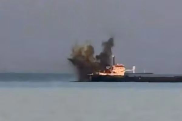 Một tàu chở hàng quân sự cho Lực lượng vũ trang Ukraine bị trúng đạn ở Biển Đen.