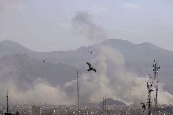 Khói bốc lên từ Tehran sau khi bị Mỹ và Israel tấn công hôm 28/2.