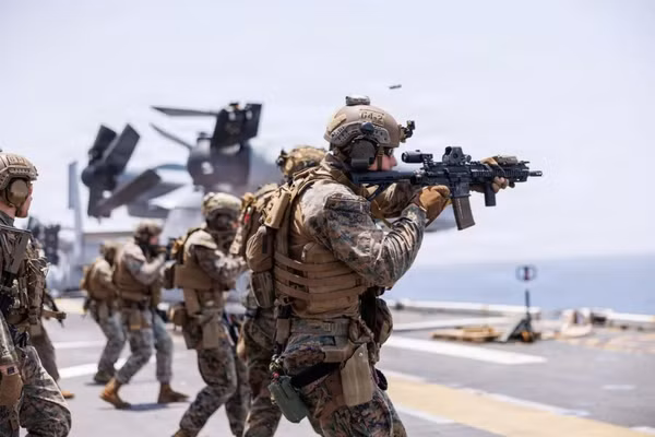 Lính thủy đánh bộ Mỹ huấn luyện bắn đạn thật trên boong tàu tấn công đổ bộ Tripoli.