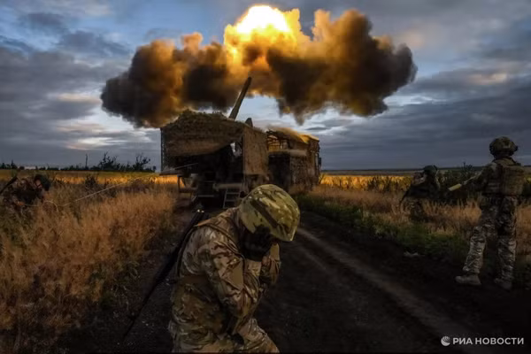 Pháo tự hành Nga tấn công mục tiêu quân sự Ukraine.