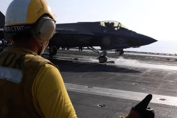 Tiêm kích F-35C cất cánh từ tàu sân bay Mỹ.