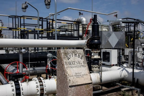 Bia đá được dựng lên để tưởng nhớ đường ống dẫn dầu thô Druzhba tại một nhà máy lọc dầu ở Hungary.