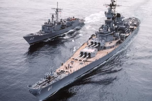 Tuần dương hạm Ticonderoga quá nhỏ bé bên cạnh thiết giáp hạm USS Iowa của Mỹ.