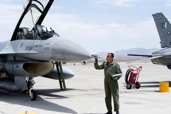 Tiêm kích F-16 của Pakistan.