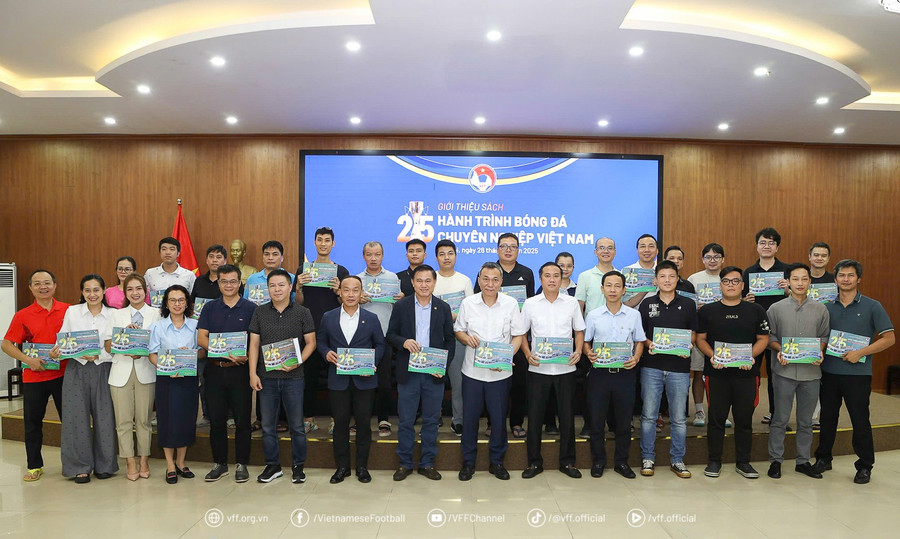 Đại diện VFF tặng sách cho đại biểu. vff-wm-1-7.jpg