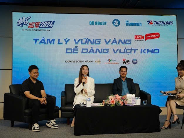 Bên cạnh đó, chuỗi hoạt động 'Tiếp sức tinh thần' tiếp tục được triển khai mạnh mẽ. Từ ngày 5 - 19/5, các buổi tư vấn tâm lý với chủ đề 'Vững tâm lý – Vượt mùa thi' sẽ được tổ chức tại 10 trường THPT thuộc 5 tỉnh, thành phố trên cả nước. z6568162740933-fc1be9436826366d2e9e0f887b7d1ae2.jpg