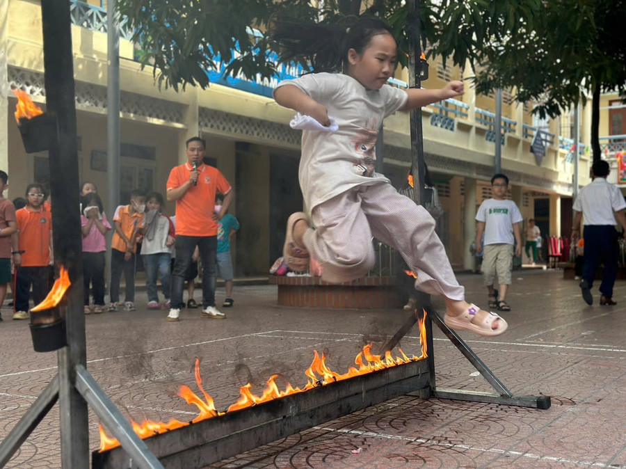 Học sinh thực hành kỹ năng thoát khỏi khi có hỏa hoạn. z6580553707316-b5240d465594eb4b5a572a3251441a4b.jpg