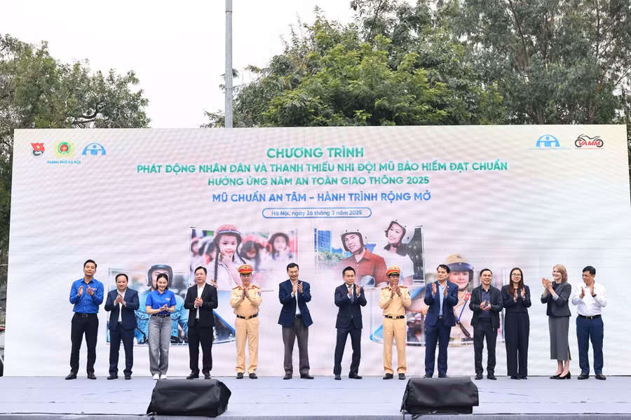 Thành đoàn Hà Nội phát động chiến dịch toàn dân đội mũ bảo hiểm đạt chuẩn