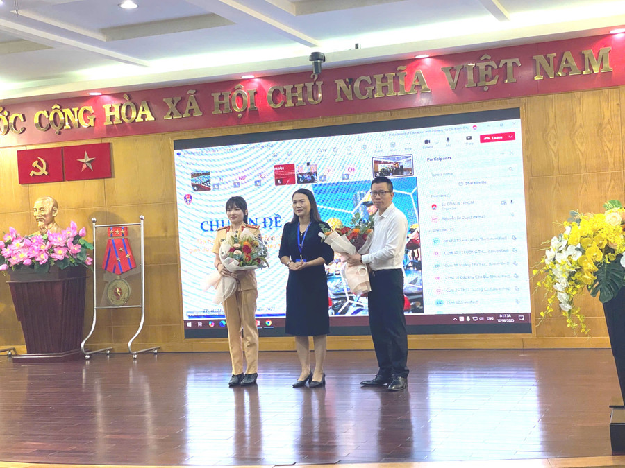 Bà Huỳnh Lê Như Trang - Phó Giám đốc Sở Giáo dục và Đào tạo TP Hồ Chí Minh tặng hoa cho các giảng viên của buổi tập huấn.