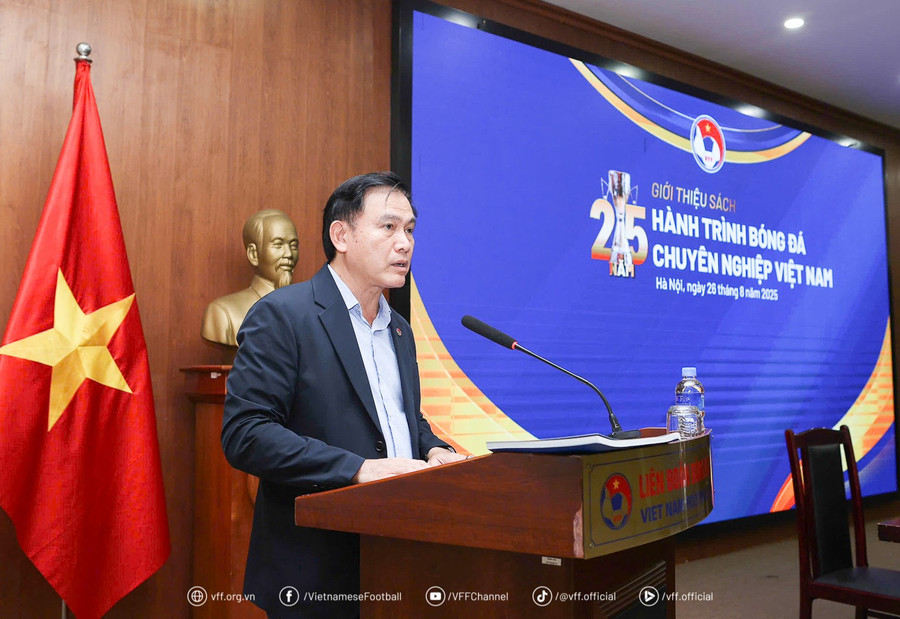 Ông Trần Anh Tú – Phó Chủ tịch VFF, Chủ tịch Hội đồng quản trị VPF, Phó Trưởng Ban chỉ đạo biên soạn cuốn sách phát biểu tại buổi lễ. vff-wm-3-5.jpg