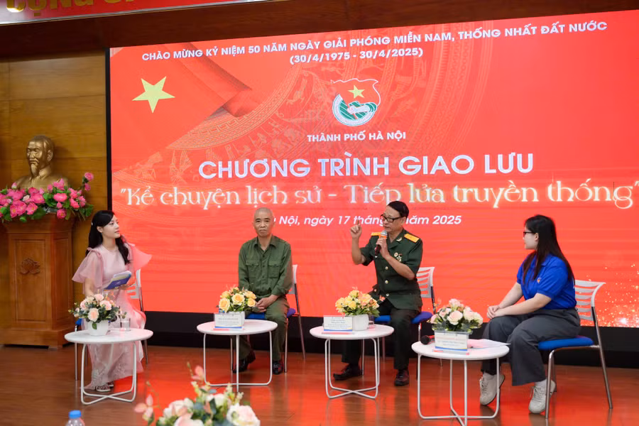 Xúc động giao lưu nhân chứng 'Kể chuyện lịch sử - Tiếp lửa truyền thống'