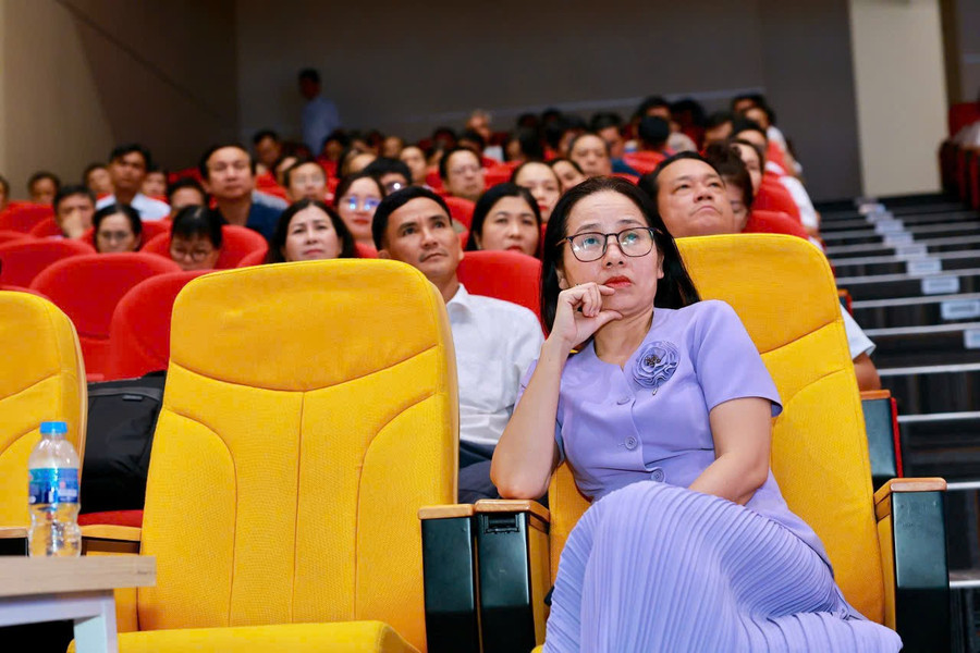 Hơn 1.600 đại biểu cả trực tiếp và trực tuyến tham gia là các Hiệu trưởng, Phó Hiệu trưởng, Chủ tịch công đoàn các cơ sở giáo dục thuộc tỉnh Đồng Nai. z7102846112620-5cdd12202ac57609503ff94f0e54581c.jpg