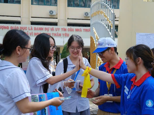 Đáng chú ý, website 'Tiếp sức mùa thi 2025' với nhiều tính năng ứng dụng công nghệ hiện đại được tích hợp hệ thống AI hỗ trợ tư vấn học tập, tâm lý, cung cấp thông tin tuyển sinh, học bổng và du học sẽ liên tục cập nhật các thông báo từ Bộ GD@ĐT, thông tin tuyển sinh của các trường đại học, cao đẳng trên cả nước. z6568162759337-f8b2c590ef6bf254118193f335e177f3.jpg