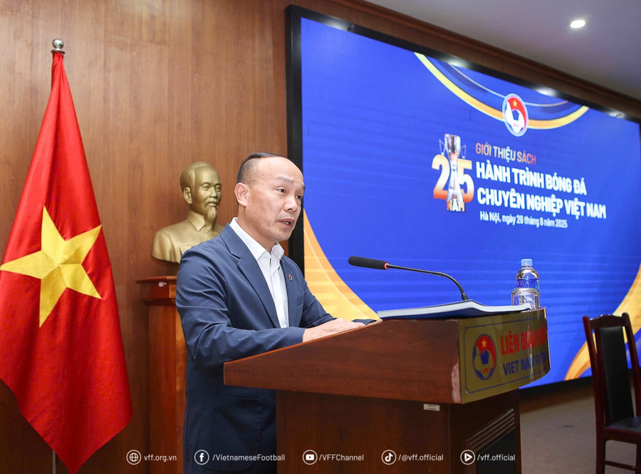Ông Nguyễn Văn Phú -Tổng Thư ký VFF, Trưởng Ban biên tập nội dung cuốn sách phát biểu tại buổi lễ. vff-wm-4-5.jpg