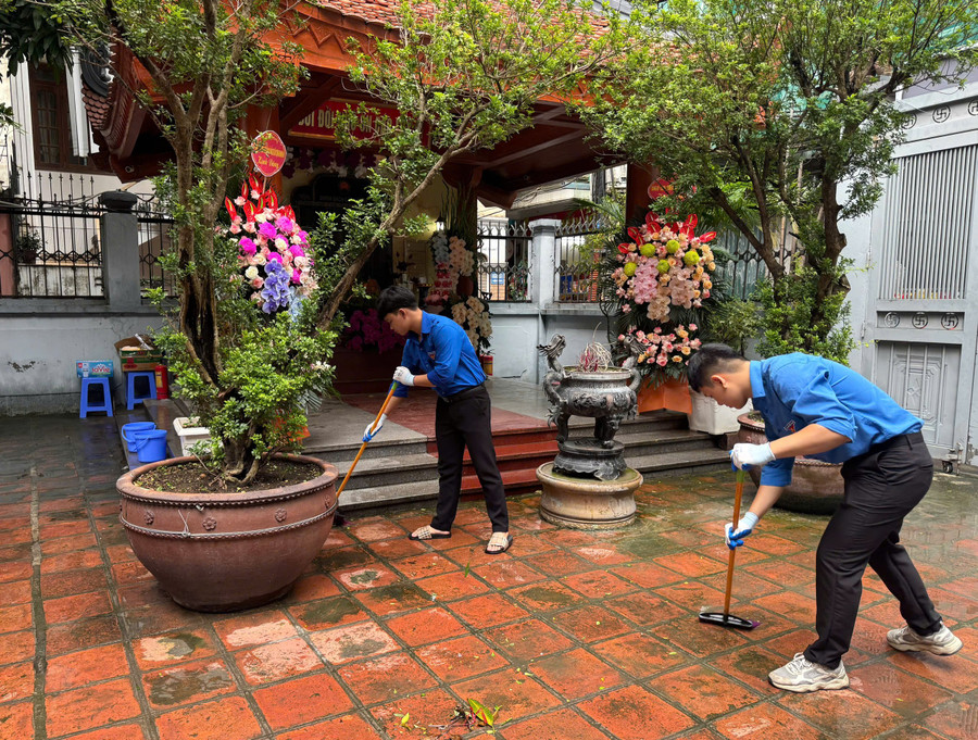 Ra quân vệ sinh môi trường, làm đẹp cảnh quan các Nhà bia tưởng niệm liệt sĩ trên địa bàn. z6845651515569-21cbf0ed6a711055ba2db7c7e9d46199.jpg