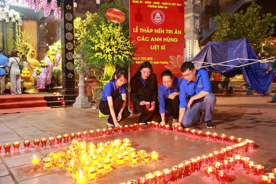 Lễ thắp nến tri ân các anh hùng liệt sĩ. z6845715850079-5ac905718b16754f408bbe9bef028685.jpg