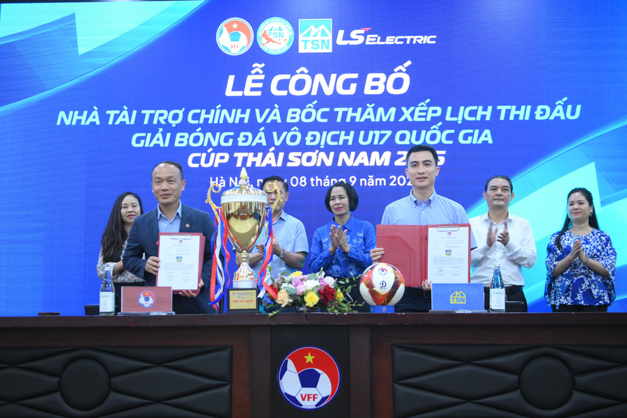 Lễ ký kết nhà tài trợ chính. u17-4442.jpg