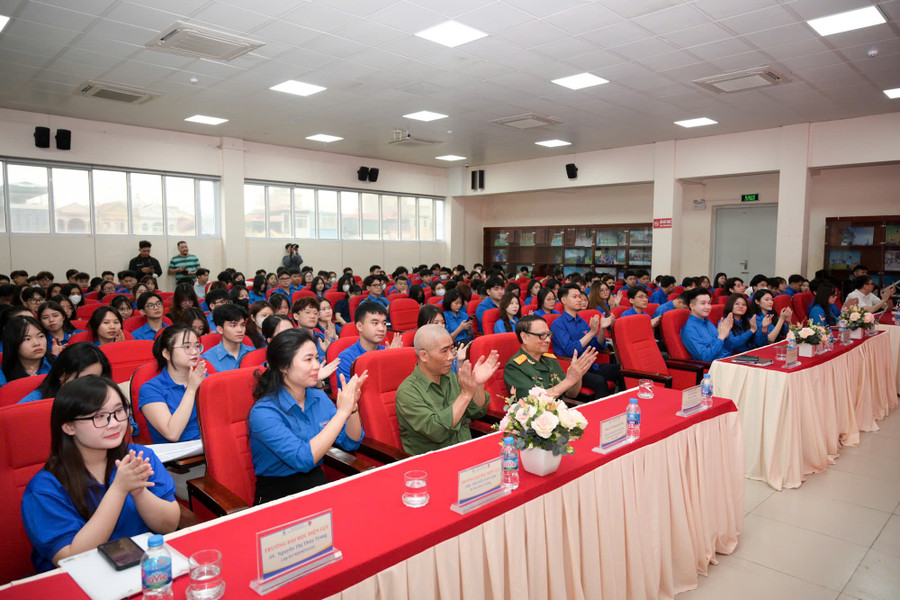 Chương trình với sự tham gia của các cựu chiến binh và nhân chứng lịch sử - những người đã trải qua những thời khắc gian khó và hào hùng của dân tộc. 92ebd2d1ab0918574118.jpg