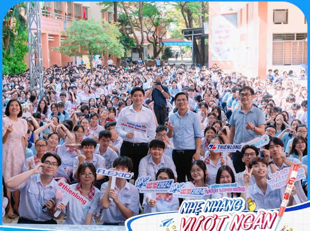 Chương trình ‘Tiếp sức mùa thi’ năm 2025 chính thức khởi động, đánh dấu lần thứ 24 được tổ chức trên quy mô toàn quốc, do Trung ương Hội Sinh viên Việt Nam phối hợp cùng Bộ GD&ĐT, Báo Thanh niên và Tập đoàn Thiên Long thực hiện. z6568162728961-985eec3cfb43e7ef88ca56c3ef3e2595.jpg