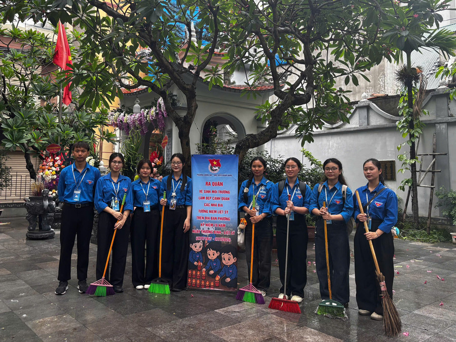 Ra quân vệ sinh môi trường, làm đẹp cảnh quan các Nhà bia tưởng niệm liệt sĩ trên địa bàn. z6845715891821-bae893a864ddb6cbef0fba5f3c76de00.jpg