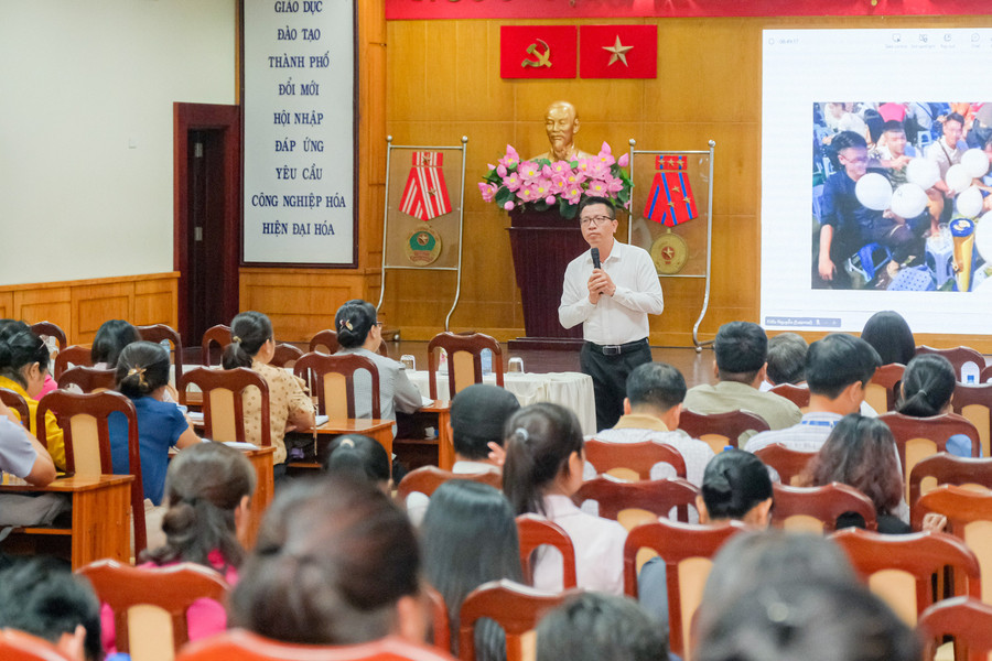 Giảng viên Viện Khoa học An toàn Việt Nam ThS Nguyễn Danh Khoa giới thiệu các khái niệm cơ bản về tai nạn thương tích, đuối nước, đồng thời truyền đạt những kiến thức về cách phát hiện và phản ứng đúng khi xảy ra tai nạn. tap-huan-cho-giao-vien-43.jpg