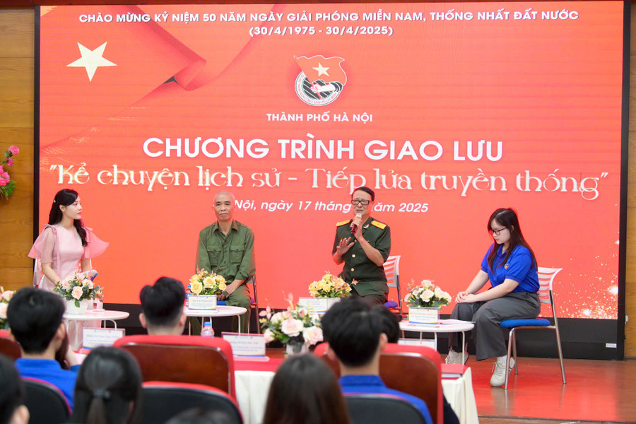 Tại chương trình, qua lời kể của các nhân chứng lịch sử, các cựu chiến binh, sinh viên Trường Đại học Điện lực được ôn lại truyền thống vẻ vang của Quân đội nhân dân Việt Nam; những chiến công hiển hách của quân và dân ta trong cuộc kháng chiến chống Mỹ cứu nước, đấu tranh giải phóng dân tộc, thống nhất đất nước. 7405ce6888b03bee62a1.jpg