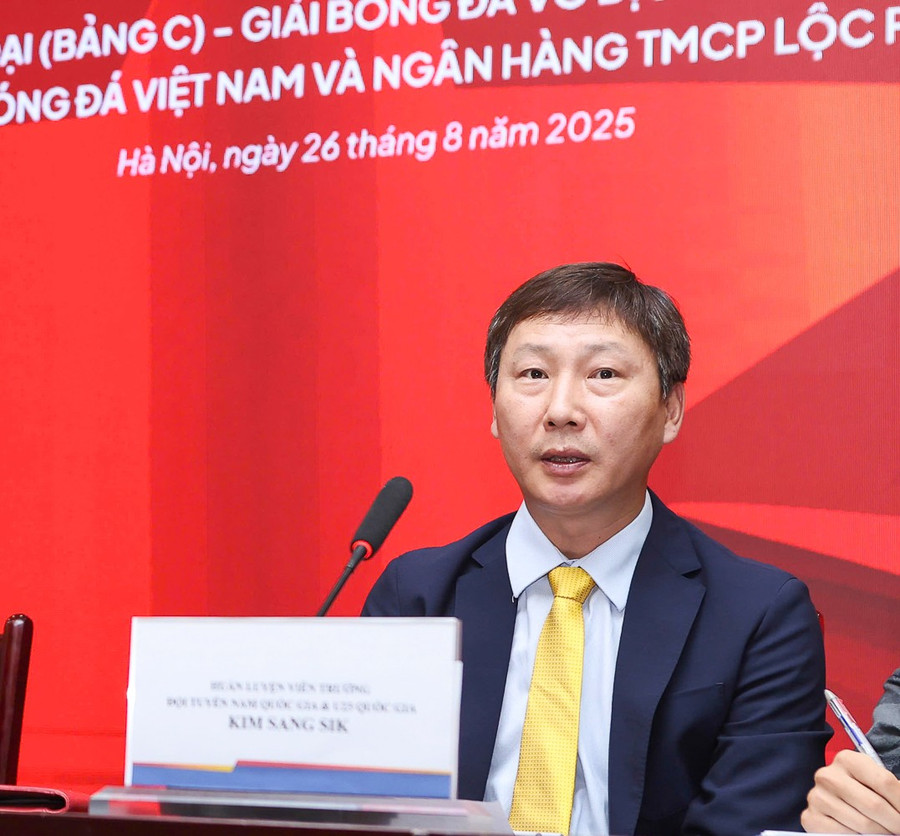 HLV Kim Sang-sik phát biểu tại buổi lễ. vff-wm-1-2-1.jpg