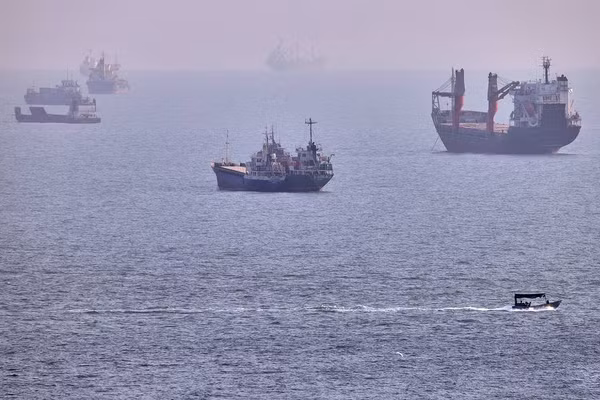 Tàu thuyền hoạt động ở eo biển Hormuz.