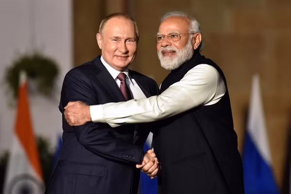 Thủ tướng Ấn Độ Narendra Modi (phải) và Tổng thống Nga Vladimir Putin.