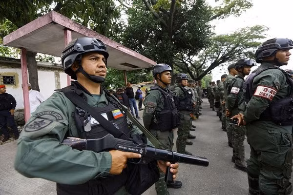 Venezuela huy động lực lượng quân sự hùng mạnh khi tàu chiến Mỹ lớn nhất hiện diện.