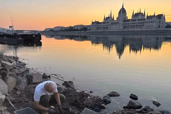 Vùng hạ lưu sông Danube cạn khô, làm lộ ra hài cốt binh lính Đức Quốc xã.