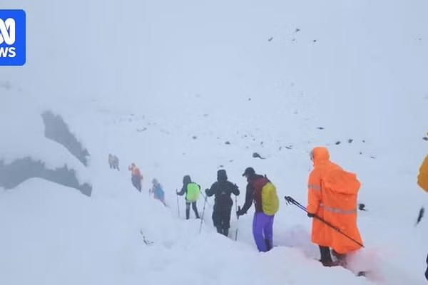 Những người leo núi thoát khỏi đỉnh Everest sau khi bị bão tuyết tấn công, ngày 5/10/2025.