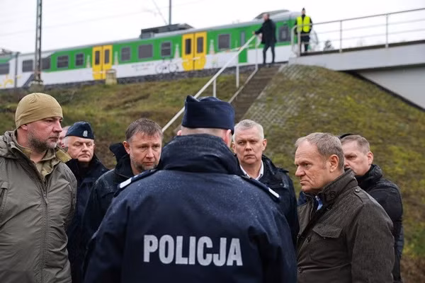 Thủ tướng Ba Lan Donald Tusk và Bộ trưởng Nội vụ Marcin Kierwinski kiểm tra đường ray xe lửa bị hư hại trên tuyến Warsaw-Lublin, ngày 17/11 /2025.