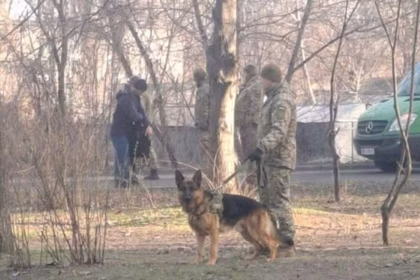 Các nhà tuyển quân Ukraine dùng chó nghiệp vụ để truy bắt lính nghĩa vụ.