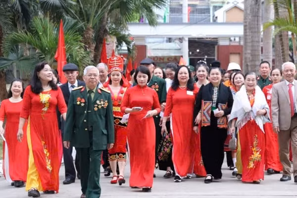 Ngay từ sáng sớm, các cử tri xã Mai Sơn đã đến khu vực bầu cử, để tham gia bỏ phiếu.