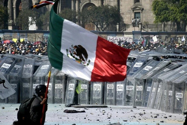 Đụng độ nổ ra trong cuộc biểu tình của thế hệ Z ở Mexico, ngày 15/11/2025.