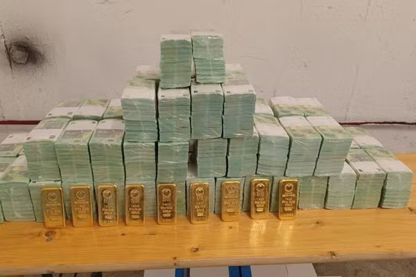 Tiền mặt và vàng bị Hungary thu giữ bị nghi ngờ liên quan đến đường dây rửa tiền của Ukraine.