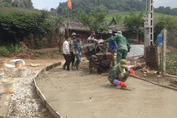 Người dân góp công xây dựng nông thôn mới.