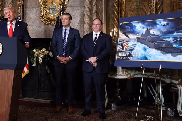 Tổng thống Mỹ Donald Trump (trái), Bộ trưởng Chiến tranh Pete Hegseth (giữa) và Bộ trưởng Hải quân John Phelan.