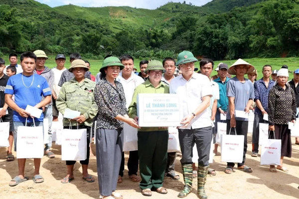 Phó Thủ tướng Lê Thành Long (người đầu tiên từ phải sang, hàng thứ nhất) tặng quà hỗ trợ người dân bị thiệt hại.